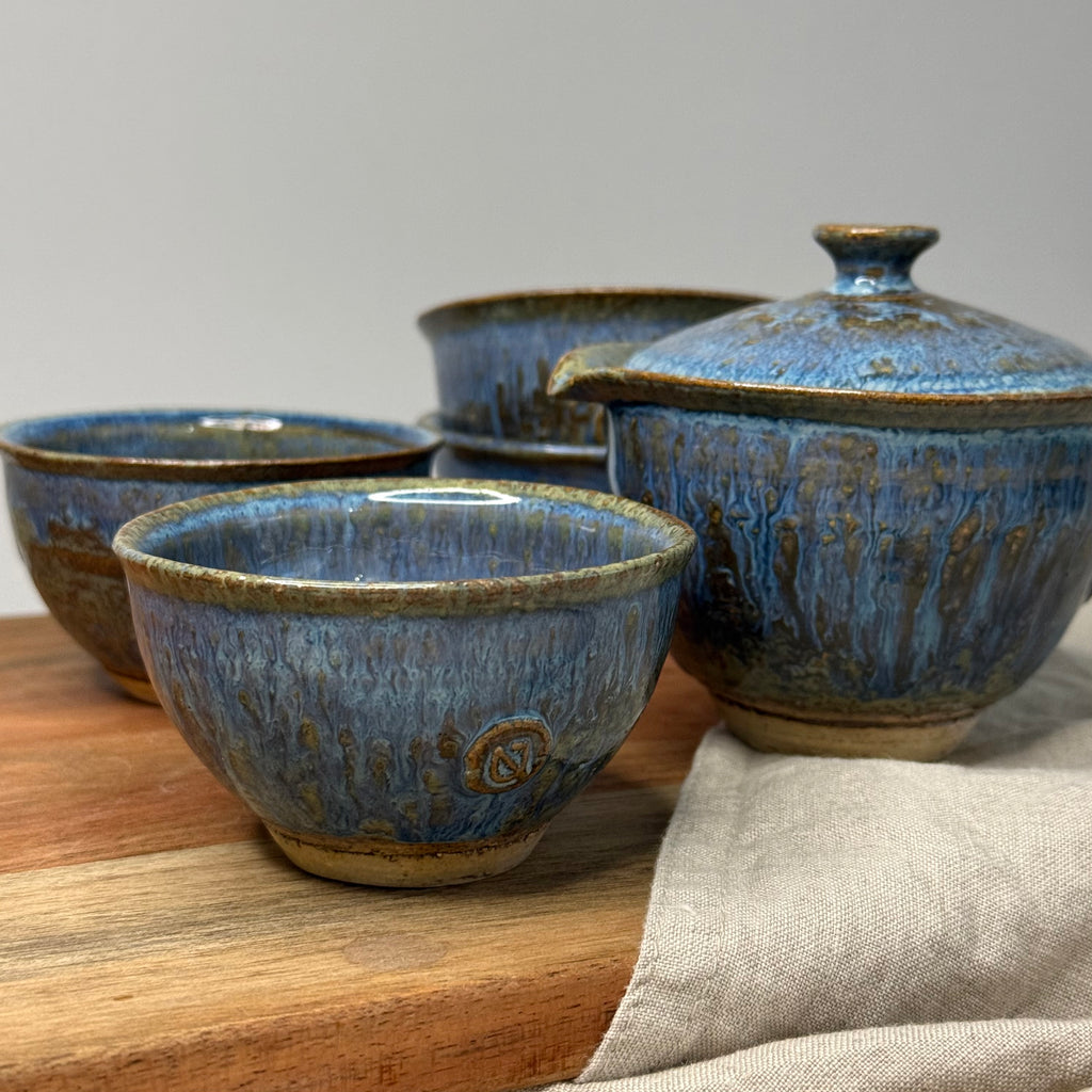 Ręcznie wykonany ceramiczny zestaw do herbaty japońskiej – shiboridashi i 4 czarki w kolorze Tafla Jeziora