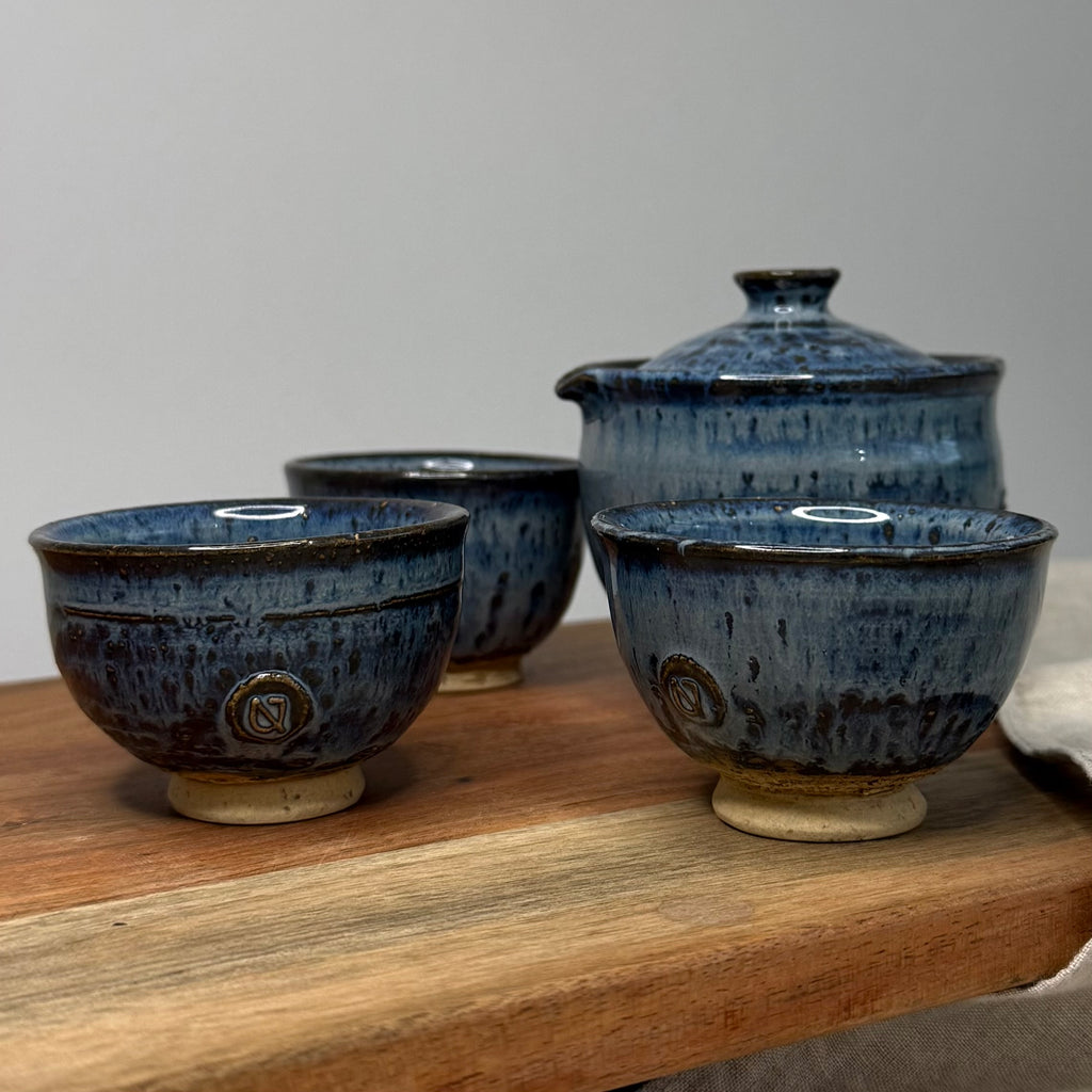 Ręcznie wykonany zestaw ceramiczny do herbaty japońskiej shiboridashi i trzy czarki w kolorze granatowym