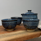 Ręcznie wykonany zestaw ceramiczny do herbaty japońskiej shiboridashi i trzy czarki w kolorze granatowym