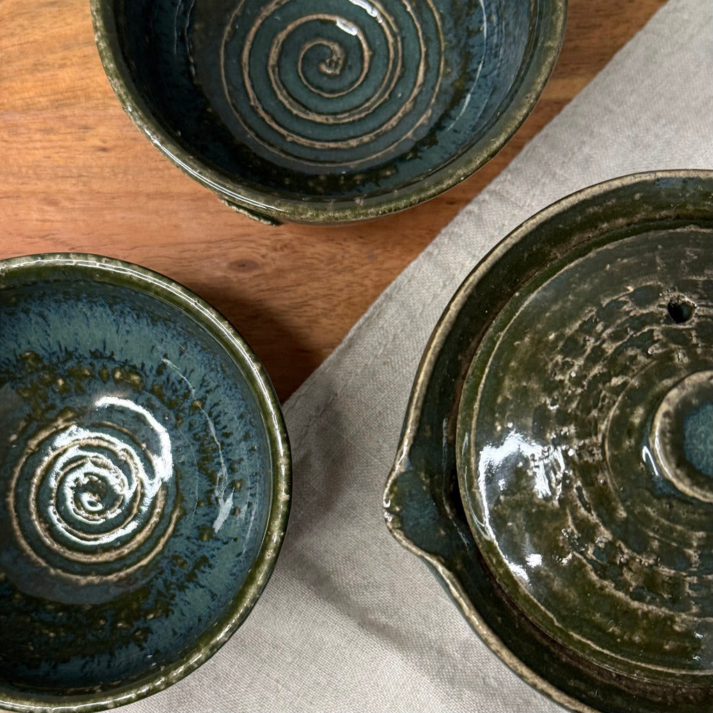 Shiboridashi ceramiczny w zielonym szkliwie w stylu wabi-sabi z dziubkiem i pokrywką oraz czarki z widocznym reliefem na dnie