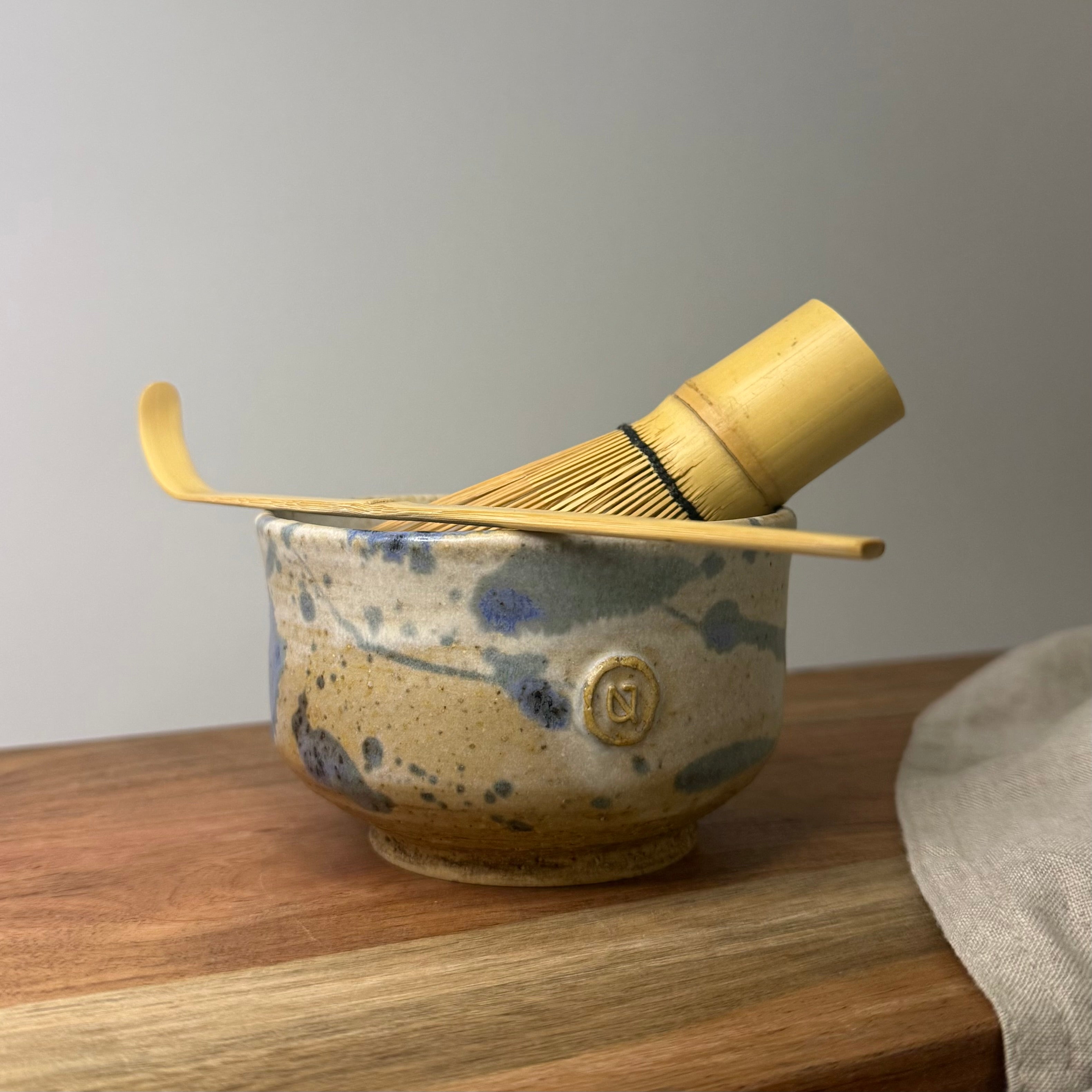 Czarka do matchy ręcznie robiona (chawan) – ceramiczna miseczka do ceremonii herbaty w stylu wabi-sabi „Zroszony alabaster”