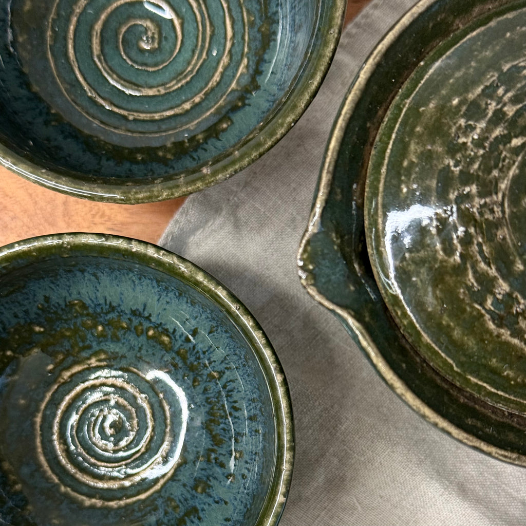 shiboridashi i czarki widok z góry
Opis:
top view of handmade japanese tea set with shiboridashi and tasting cups, wabi-sabi ceramic teaware