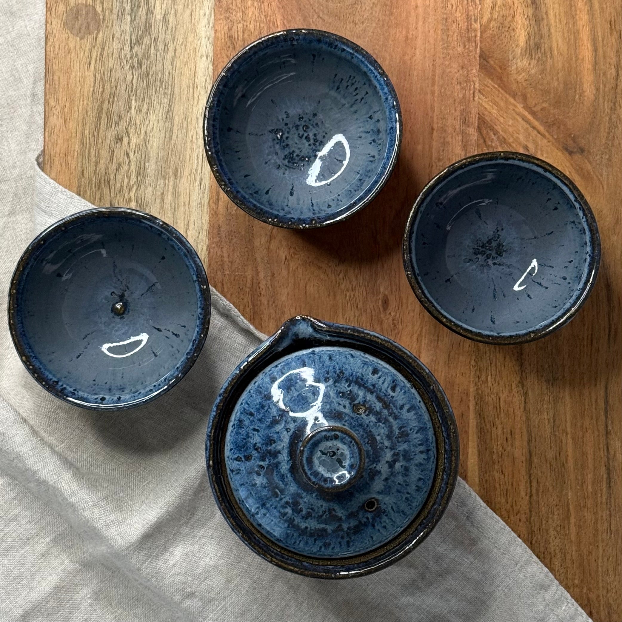 Widok z góry -zestaw ceramiczny w stylu wabi-sabi – zestaw do senchy i gyokuro. Unikatowa ceramika artystyczna