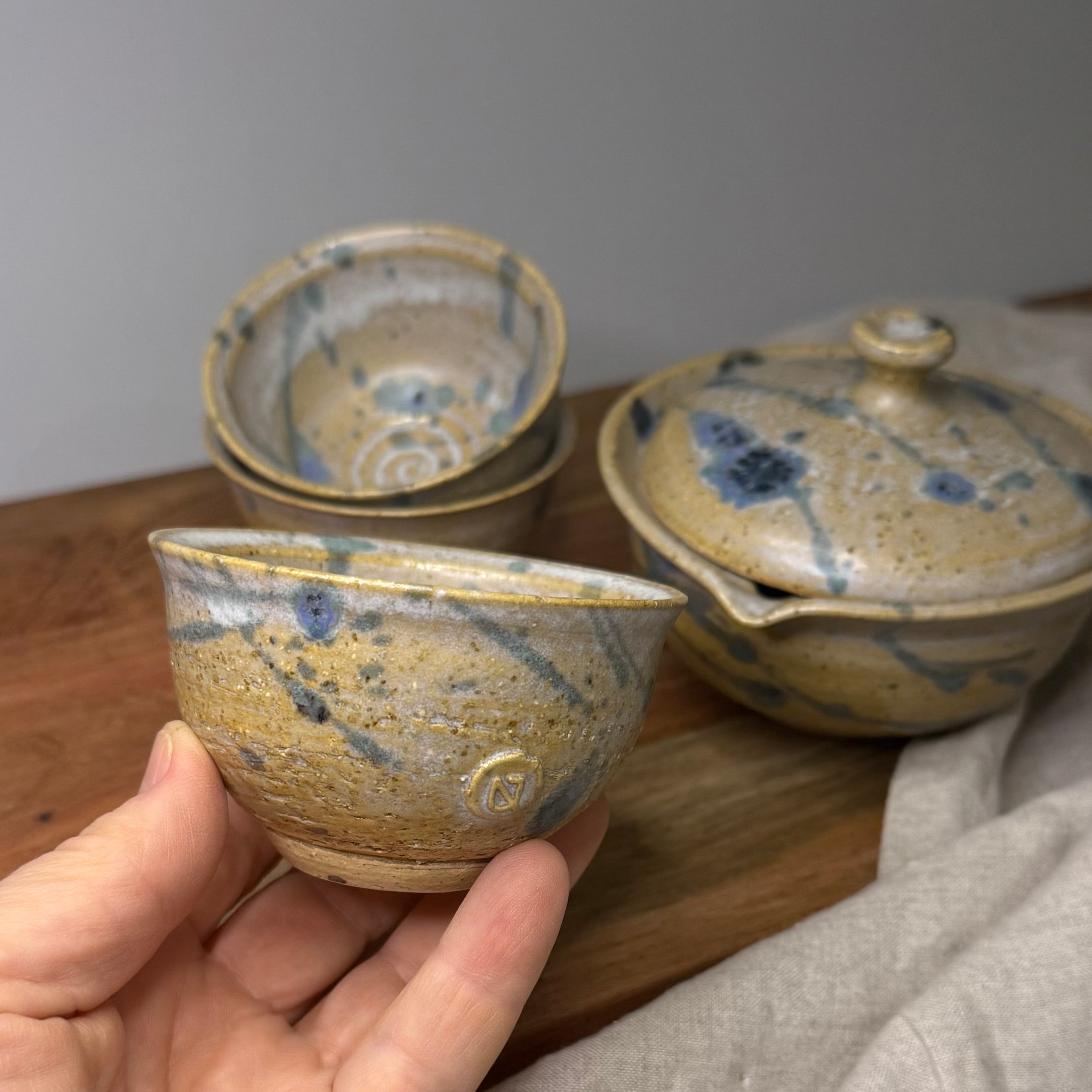 Ręcznie wykonany zestaw do herbaty japońskiej w stylu wabi-sabi – hohin i 3 czarki.