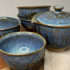 Ceramiczna czarka i czajniczek  shiboridashi w stylu wabi-sabi z fakturalnym szkliwem w odcieniu głębokiego błękitu
