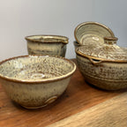 Ręcznie wykonany zestaw do herbaty japońskiej shiboridashi , gaiwan i czarki w stylu wabi-sabi