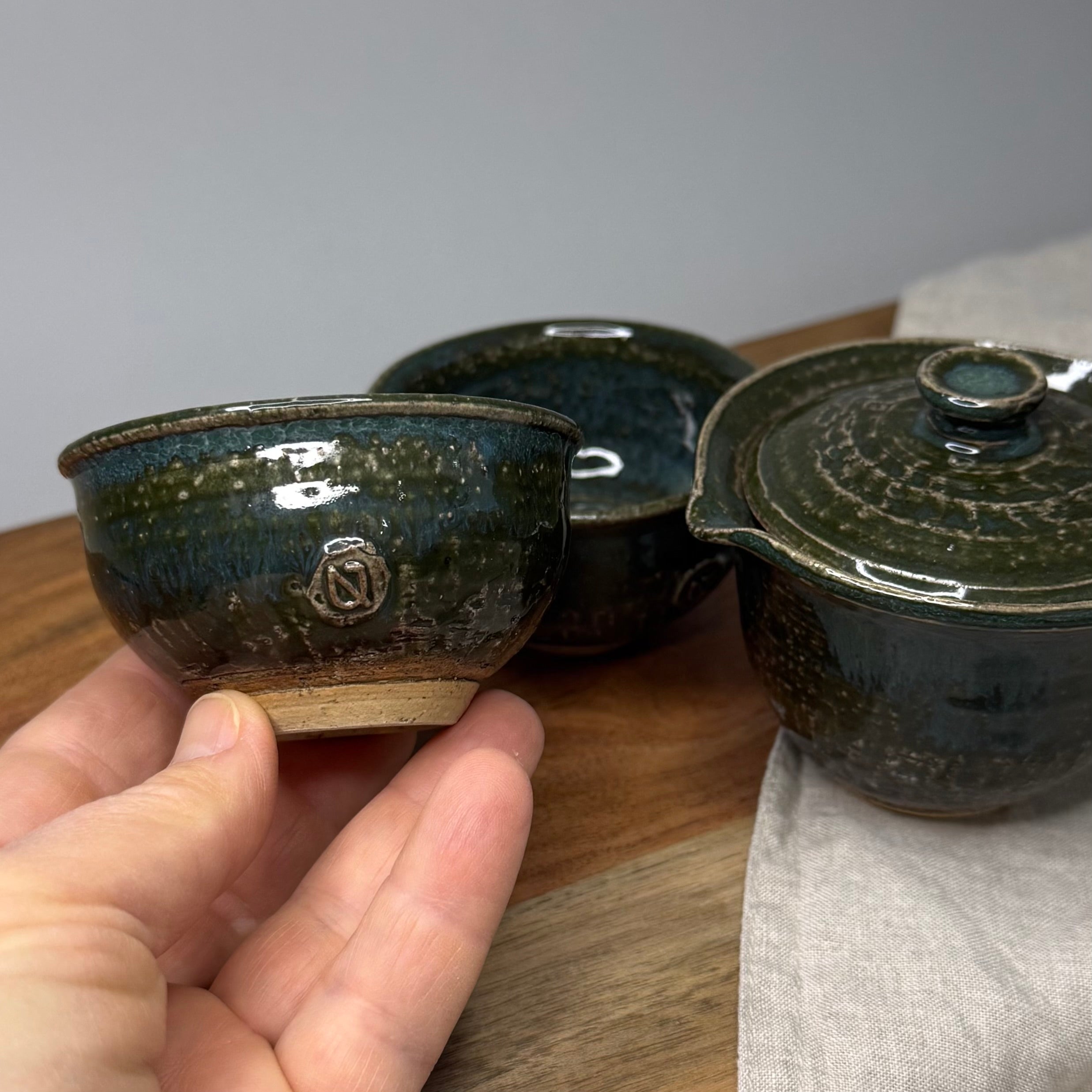 Shiboridashi handmade + 2 czarki – zestaw do herbat liściastych, zielonych, białych i czarnych „Leśne runo”