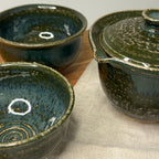 zielone szkliwo ceramiczne wabi sabi detal,
detailed green glaze texture on handmade ceramic shiboridashi, artisan pottery inspired by wabi-sabi aesthetics
