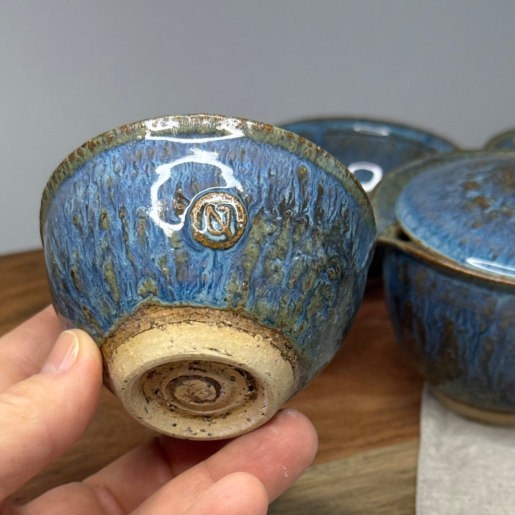 Czarka ceramiczna do picia herbaty. Stopa - surowa glina z charakterystycznym spiralnym wzore