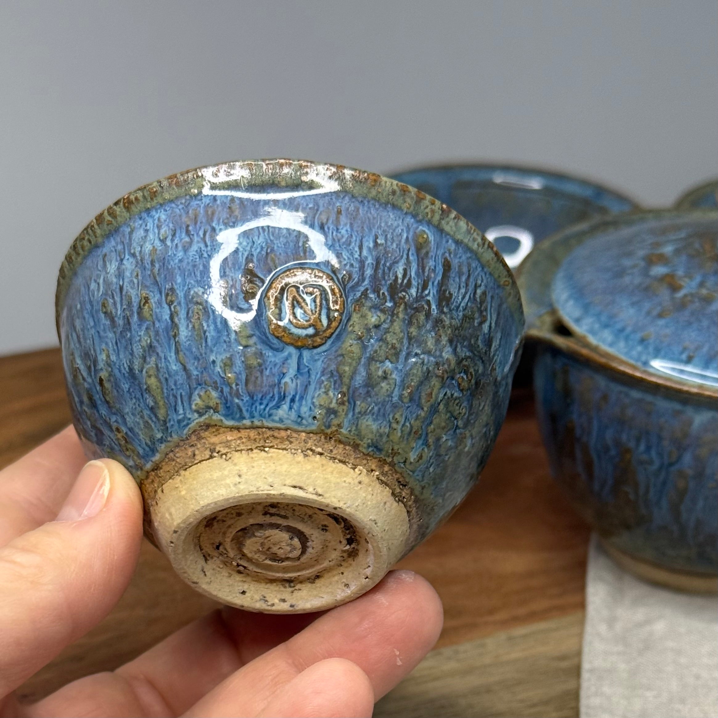 Czarka ceramiczna do picia herbaty. Stopa - surowa glina z charakterystycznym spiralnym wzore