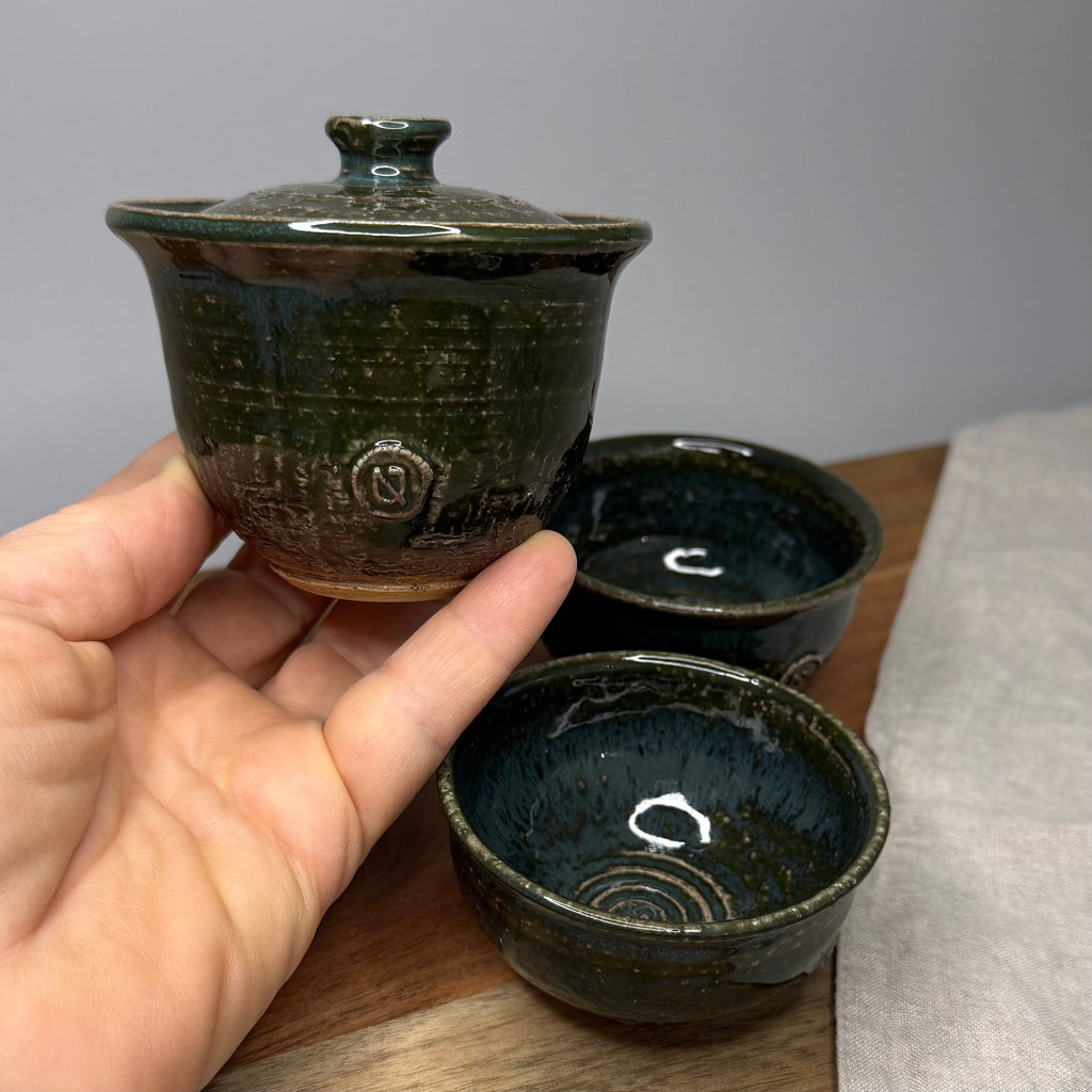 Shiboridashi handmade + 2 czarki – zestaw do herbat liściastych, zielonych, białych i czarnych „Leśne runo”