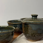 Shiboridashi ceramiczny w zielonym szkliwie w stylu wabi-sabi i sygnowane czarki. Szczegóły szkliwa