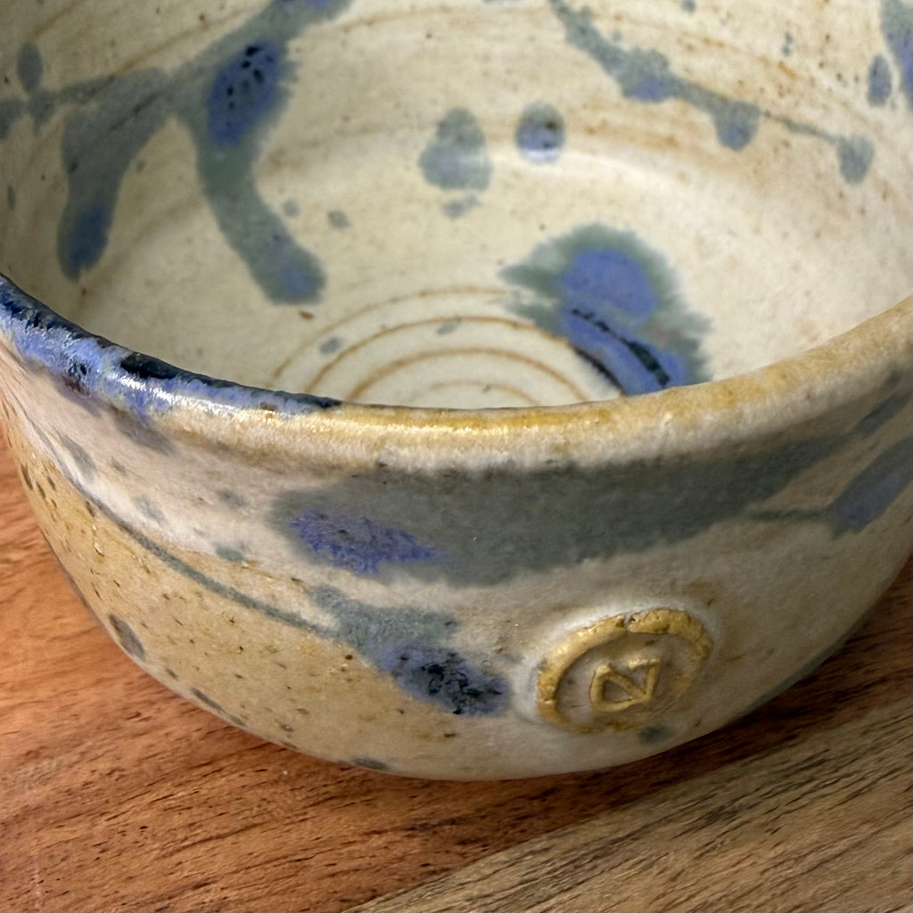 detal szkliwa czarki ceramicznej do herbaty japońskiej