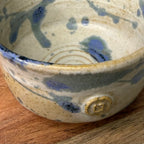 detal szkliwa czarki ceramicznej do herbaty japońskiej