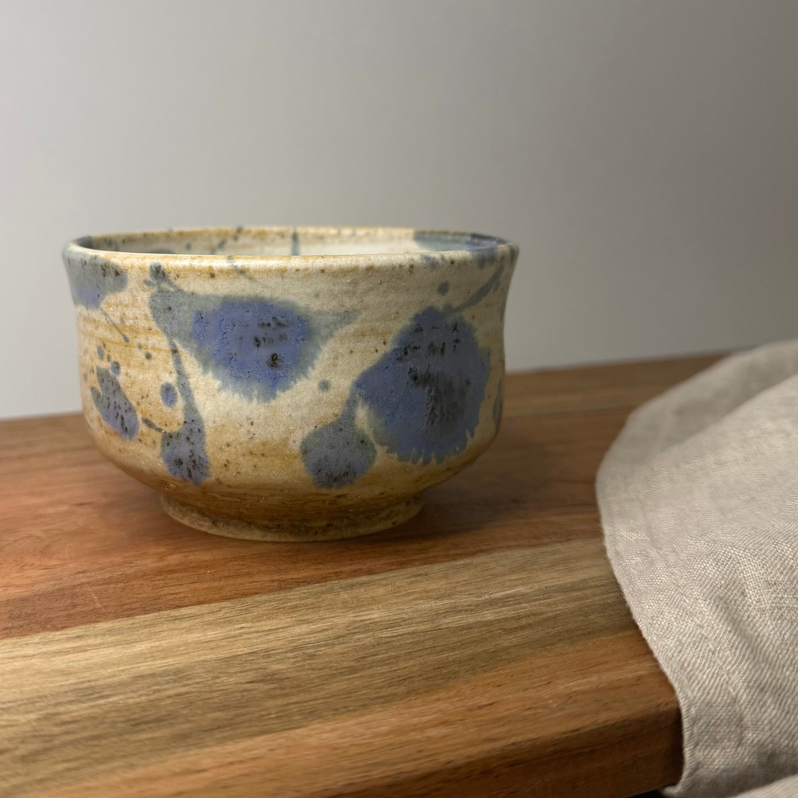 czarka do picia matchy handmade z błękitnymi plamami szkliwa