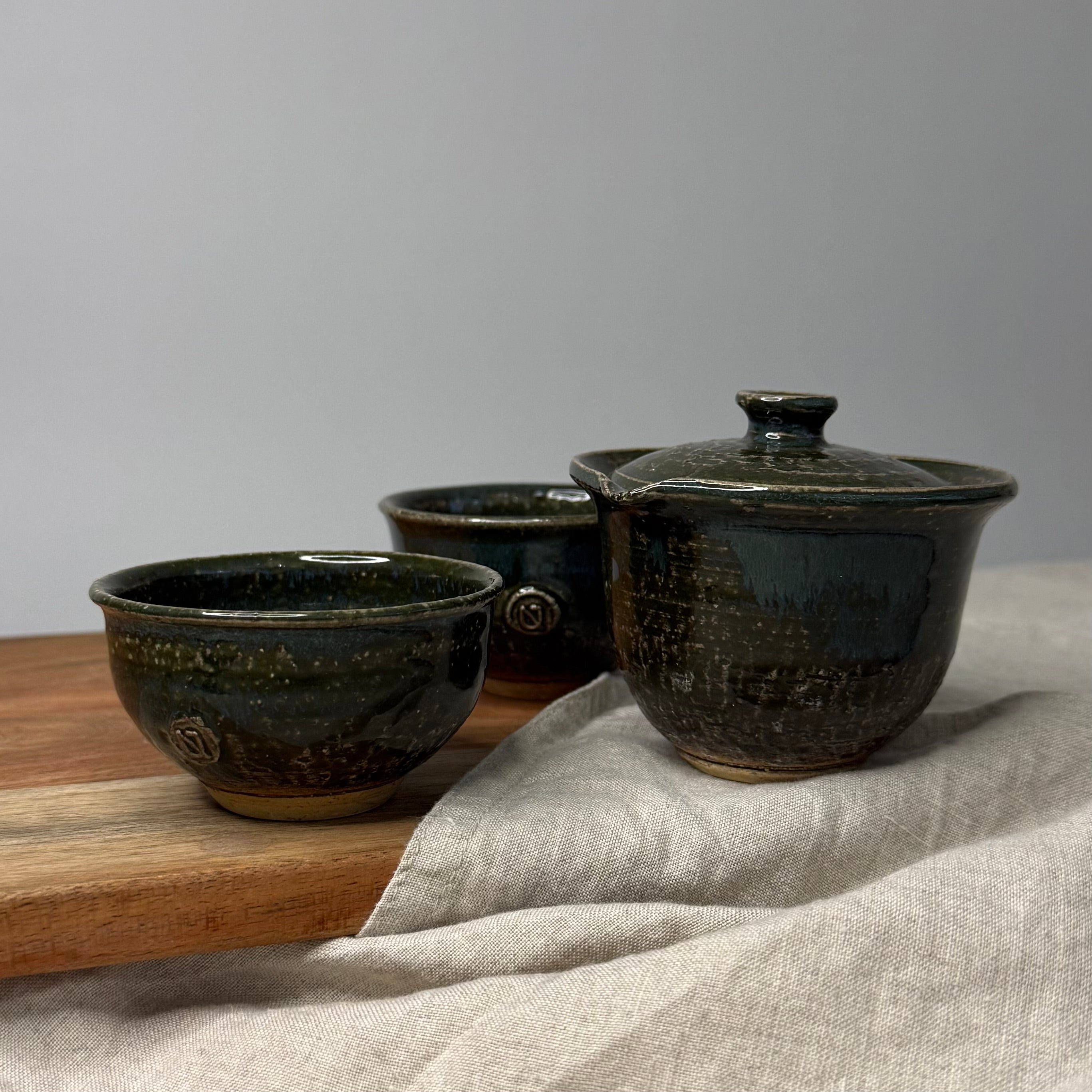 ręcznie wykonany shiboridashi i czarki zielone szkliwo
handmade shiboridashi tea set with green glaze, ceramic teaware for sencha and gyokuro, artisan pottery from Poland