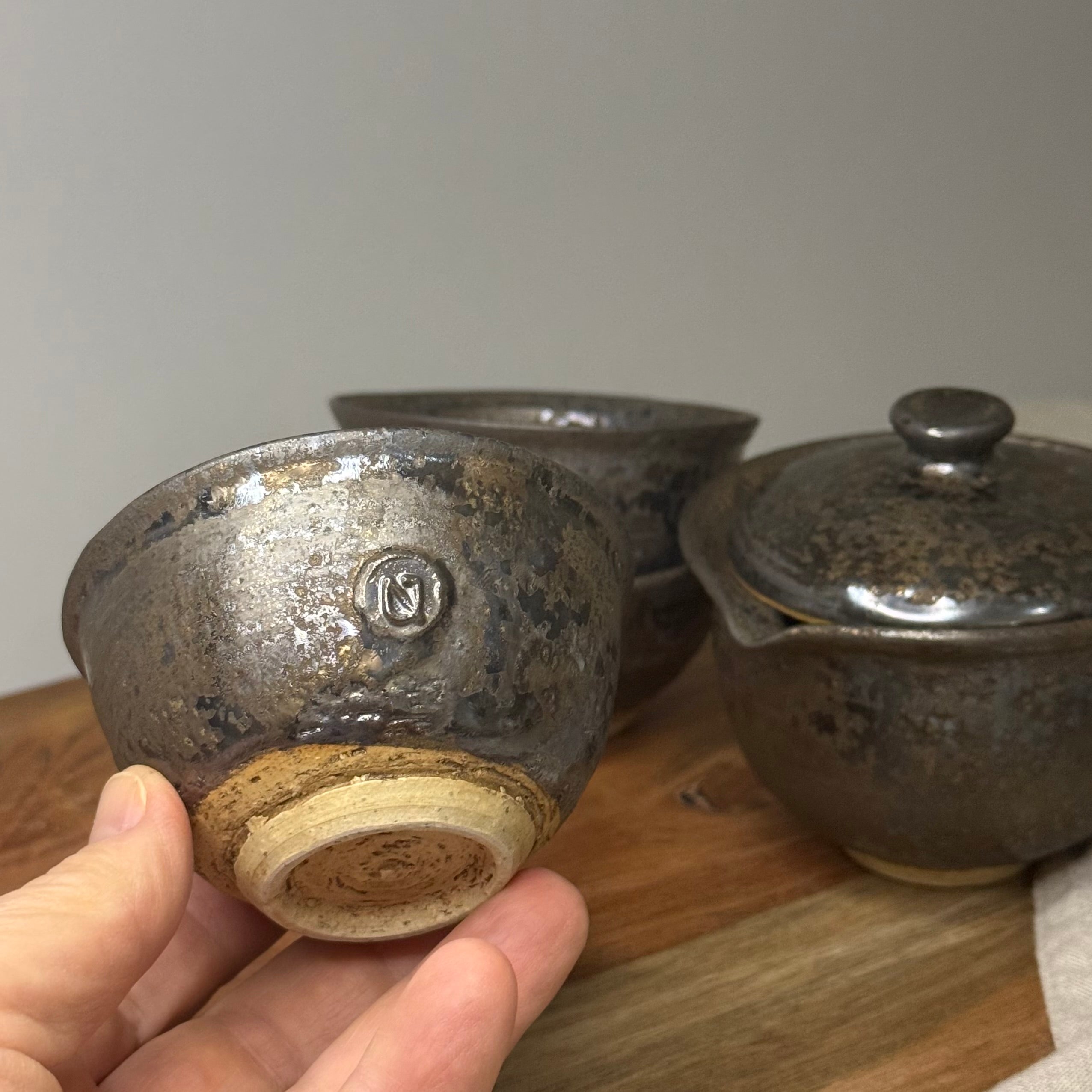 Stopa czarki do herbaty japońskiej – ręcznie robiona, sygnowana ceramika w stylu wabi-sabi