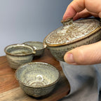 Ceramiczny shiboridashi 150 ml z pokrywką – szkliwo cynamonowa słodycz