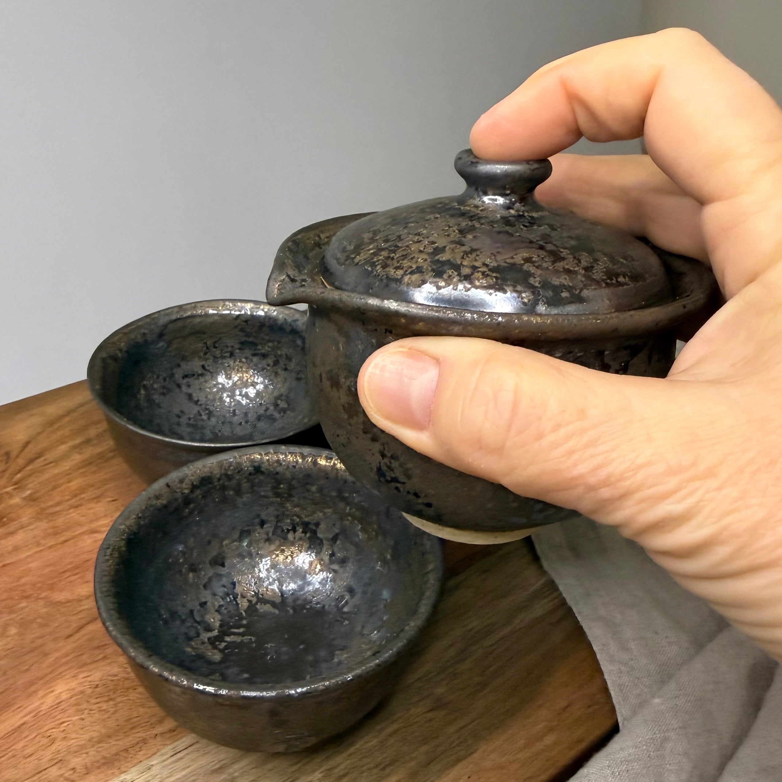 Ceramiczny czajniczek Shiboridashi z pokrywką – szkliwo reaktywne w odcieniu brązowo-grafitowo-złotym