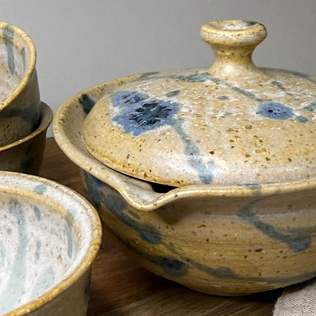 Ceramiczny Shiboridashi z pokrywką i dzióbkiem do parzenia senchy i gyokuro – autorska pracownia ceramiczna. Detale szkliwa 