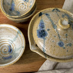 Detal szkliwa w kolorze zroszonego alabastru z błękitnymi i stalowymi nakrapianiami – unikatowa ceramika artystyczna. Widok z góry na pokrywę shiboridashi